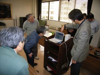 復調されたPC画面を覗く受講者_640.jpg