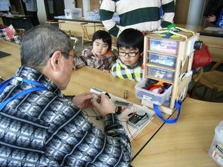 診察を見守る子供たち_800.jpg